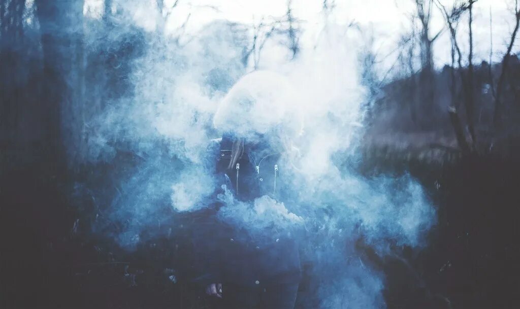 Синий дым. Дым Эстетика. Магический дым. Синий дым Эстетика. Сквозь лес и дым геншин