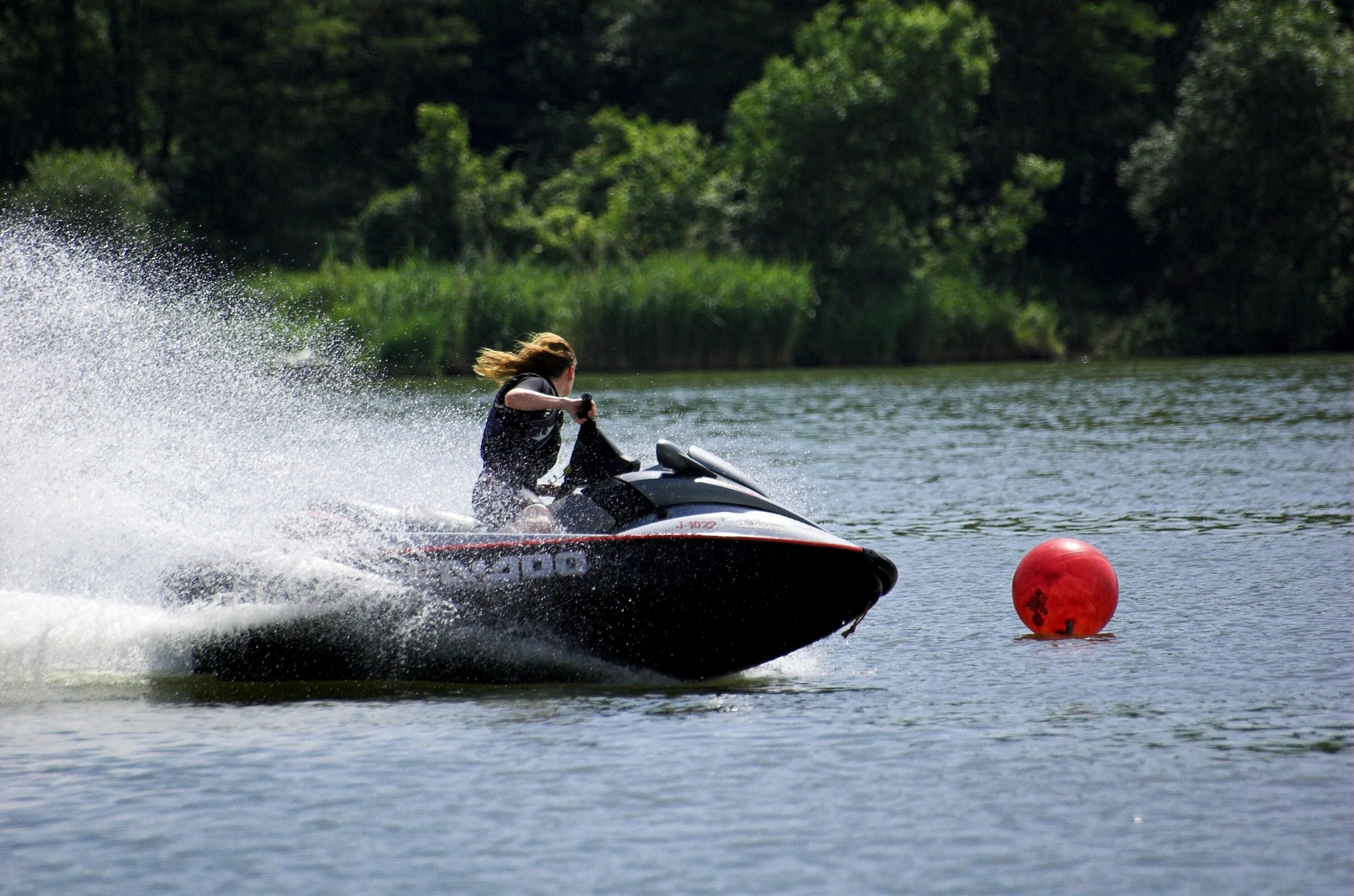 Можно ли кататься на лодке в запрет. Водный мотоцикл. Водный мотоцикл на реке. Кататься по воде. Гидроцикл на озере.