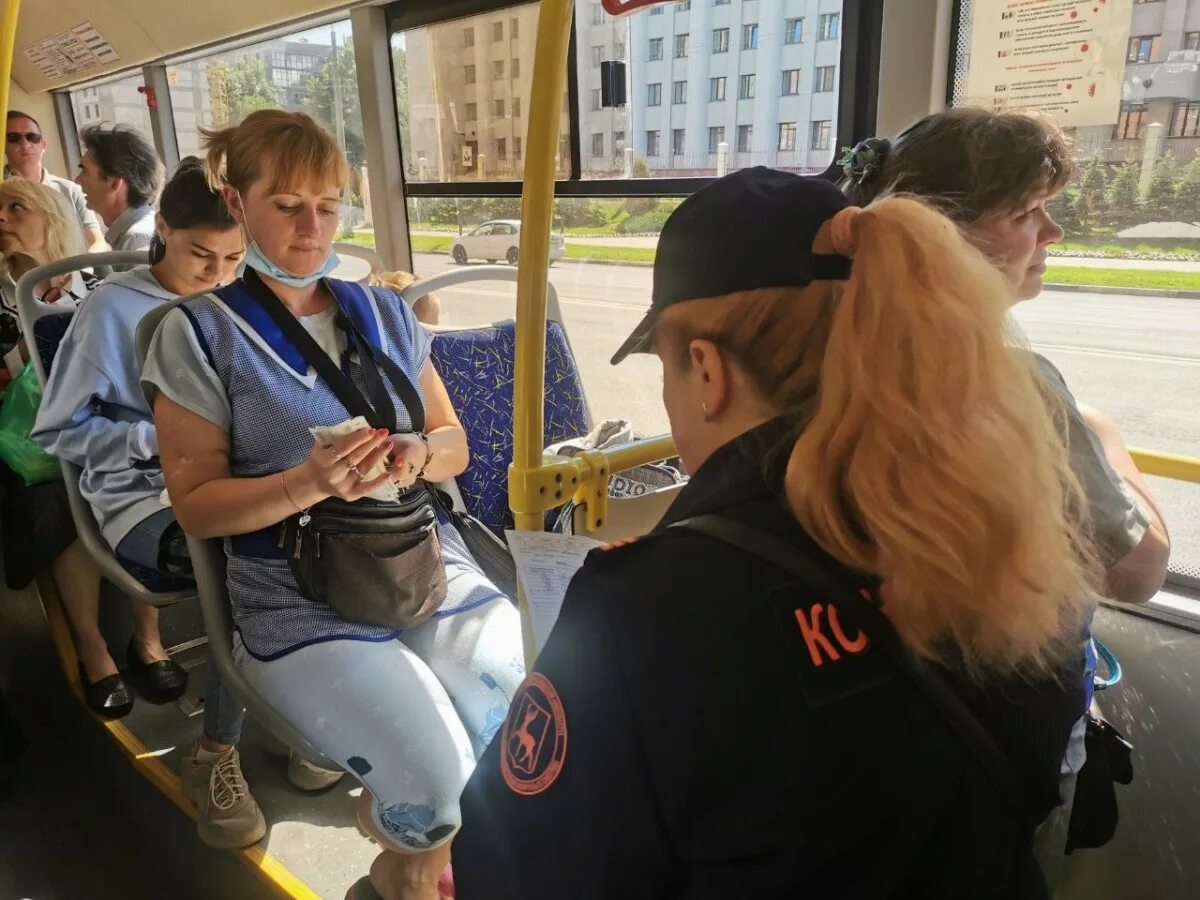 Автобусы Нижний Новгород 2022. Контролер общественного транспорта. Контролер в автобусе. Кондуктор в автобусе.