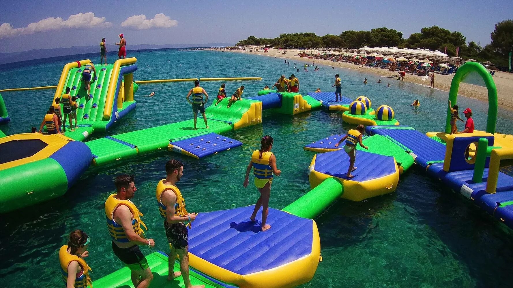 развлечения в бассейне. включи аквапарк на море. дети в бассейне. тунис сусс резорт аквапарк. наманган аквапарк афсоналар.