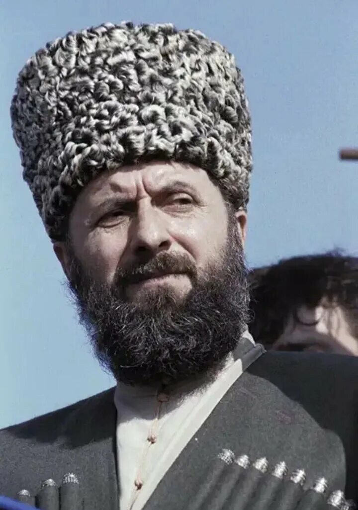 Зелимхан кадыров википедия. Зелимхан яндарбиев. зелимхан яндарбиев 1993. ичкерия зелимхан яндарбиев. зелимхан абдулмуслимович яндарбиев чеченские полевые командиры.
