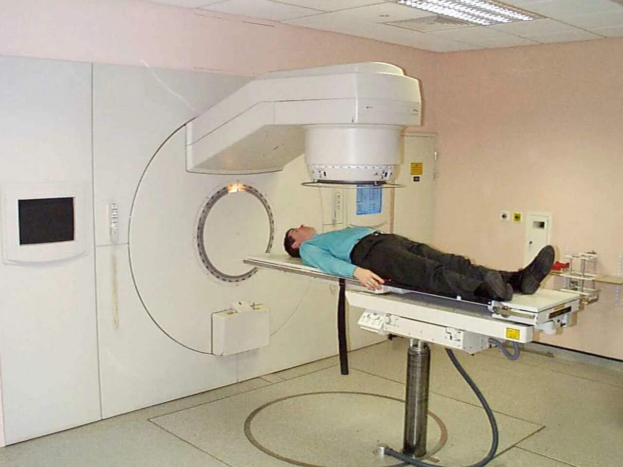 Гамма излучение лучевая терапия. Лучевая терапия рентген. Снимки лучевой терапии. Радионуклидная терапия.