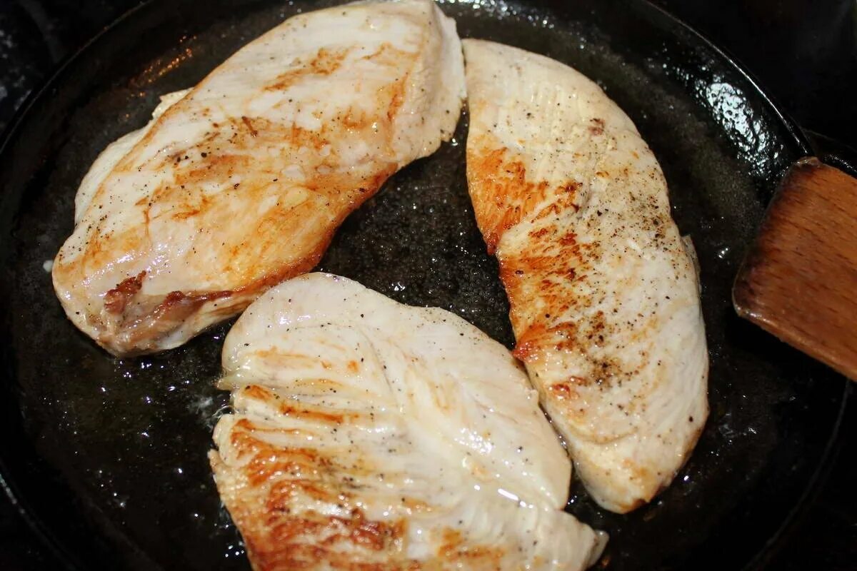 Простые рецепты с куриной грудкой на сковороде. Кусок куриной грудки. Готовая куриная грудка вареная. Сочная грудка на сковороде. Куриная грудка на сковородке.