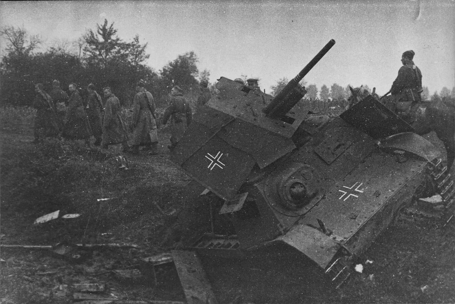 Сколько фашистских танков уничтожил артиллерист. Тягач комсомолец т-20 Вермахт. Трофейные польские танки. Подбитый Советский танк в Берлине в 1942 году. Подбитый т 20 "комсомолец".