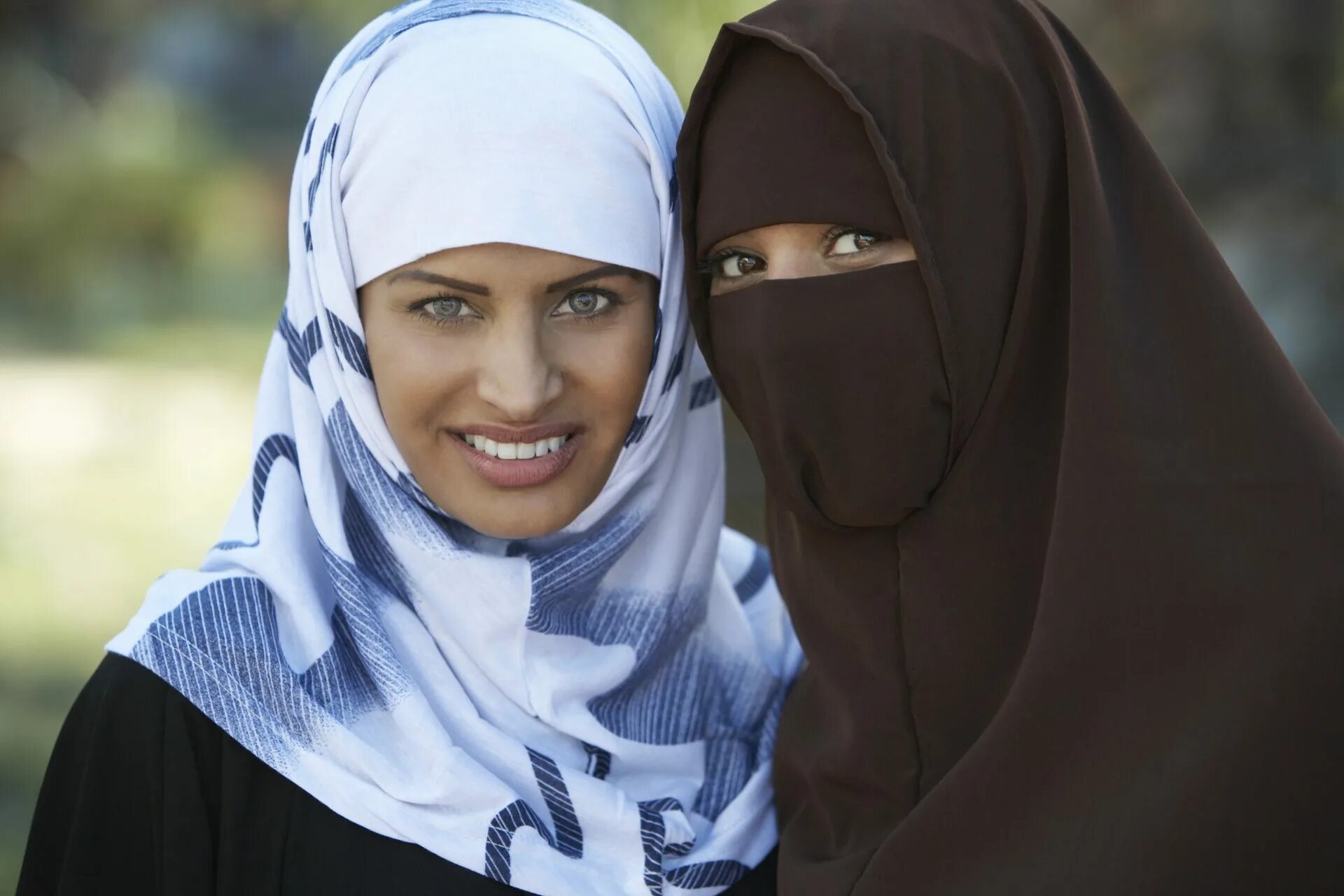 Женщины в арабских странах. Хиджаб паранджа чадра никаб. Современные арабские женщины. Мусульманские женщины. Женщина в платке мусульманка.
