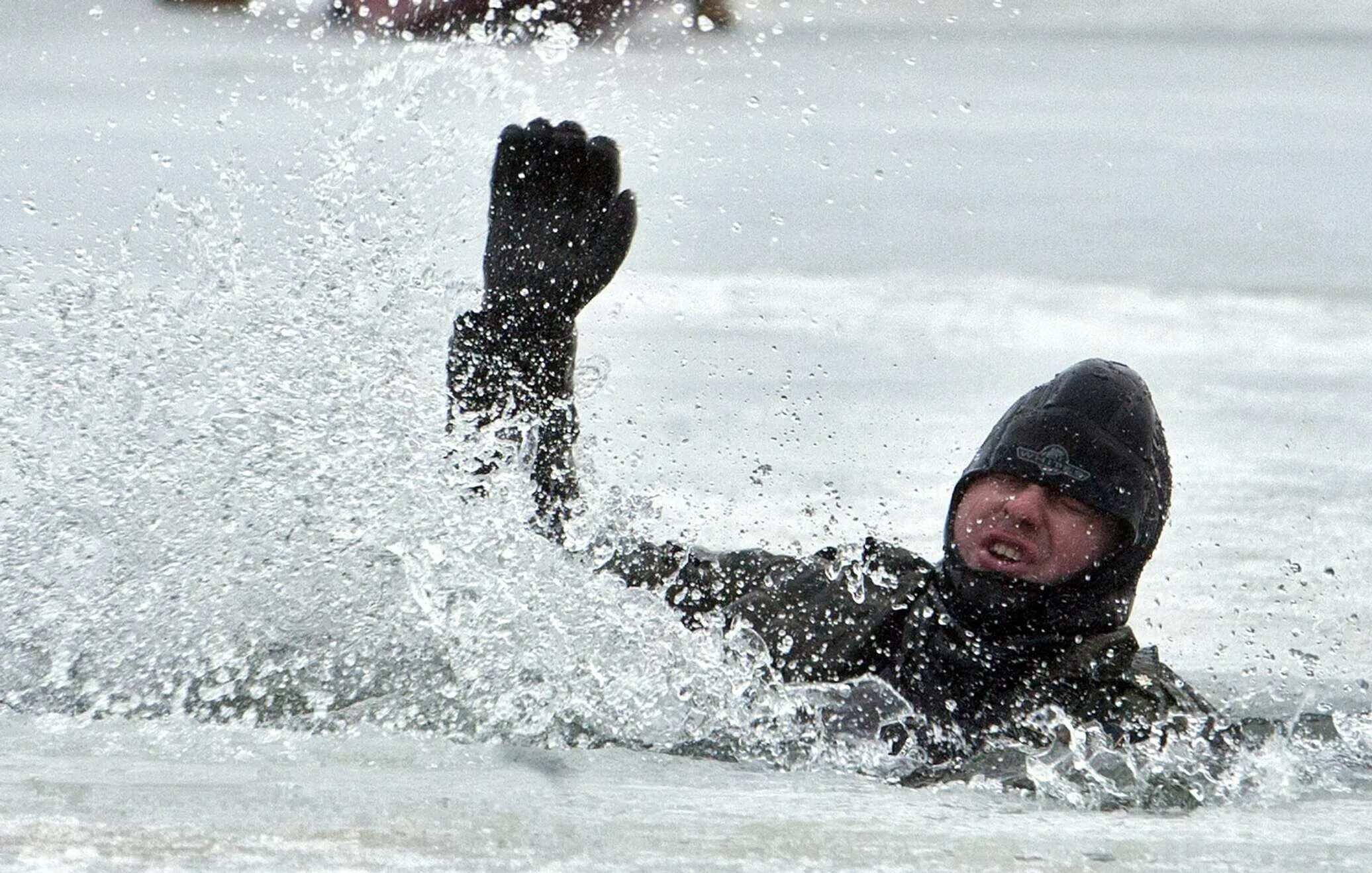 В сильный мороз ноги. Тонущий человек.