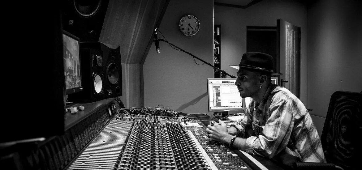 Learn english sounds right. Right and left тест. Sound right. Sound right. Концерт электронной музыки.