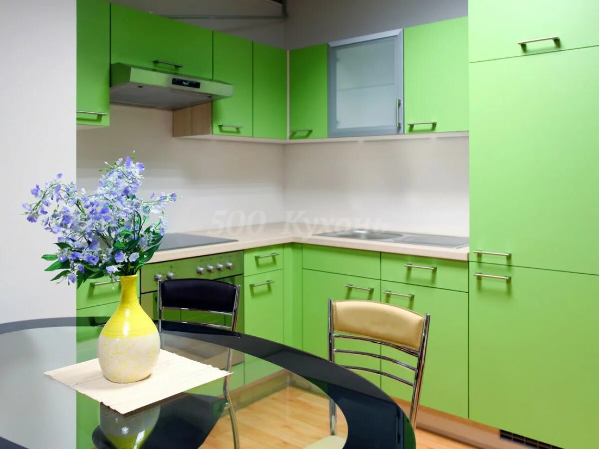 Кухня в зеленых тонах. Кухня зеленого цвета. Кухонный гарнитур зеленый. Салатовая кухня в интерьере. Как подобрать обои гарнитуру