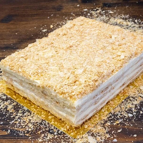 Торт наполеон куликовский. Классический слоеный наполеон. Огромный торт наполеон. Пирожное «наполеон». Наполеон бонапарт торт.