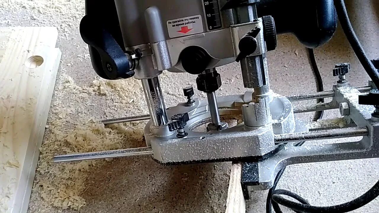 Циркуль для фрезера festool 1400. Кондуктор для сверления фрезой шип паз. Вырезка фрезером по дереву. Приспособление для фрезера. Virutex 72.