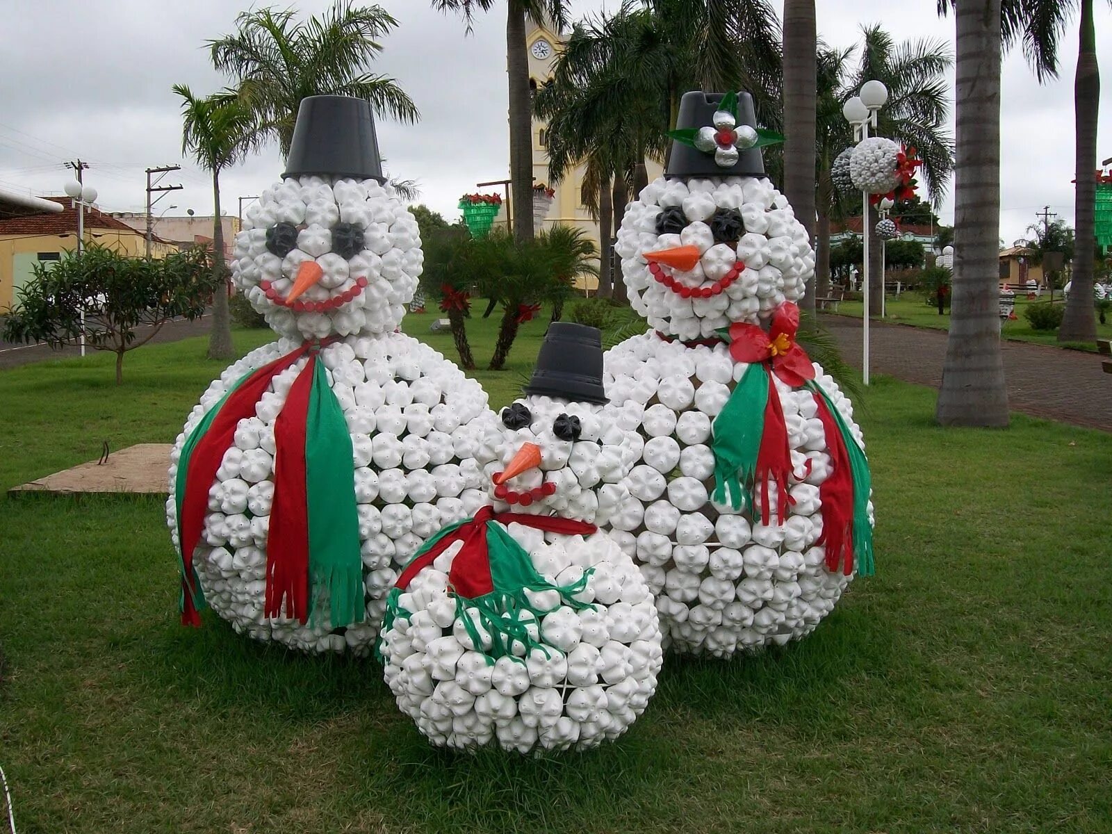 декорация снеговик большой. украшение "снеговик". елка из подручных материалов большая. поделки на новый год большие на улицу. снеговик на улицу своими руками.