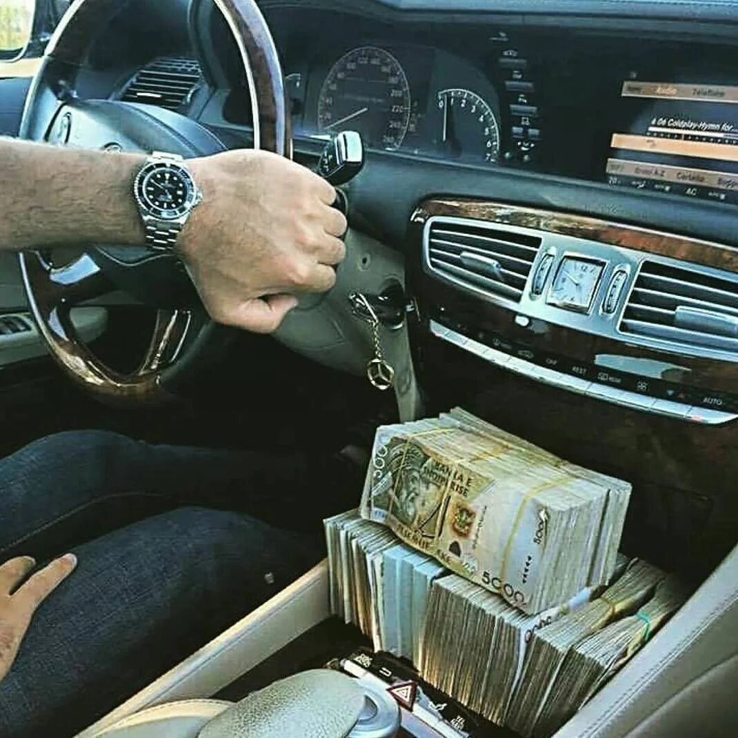 Комната с деньгами. Поставил богато на место. Поставил богато на место. Деньги тачки. Богатство.