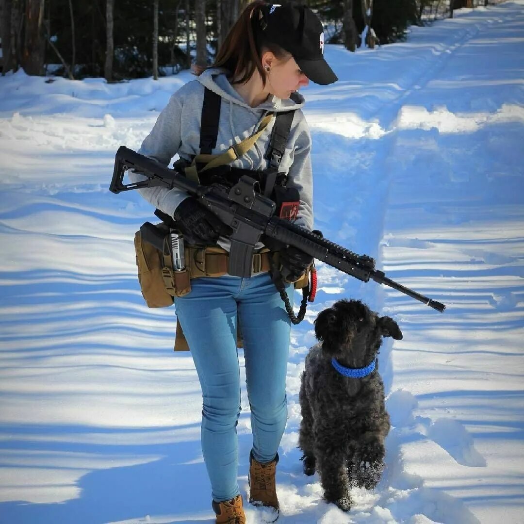 Охотился за девочками. Девушки на охоте. Девушка на охоте с ружьём. Девушка с ружьем и собакой. Девушка с ружьем зимой.