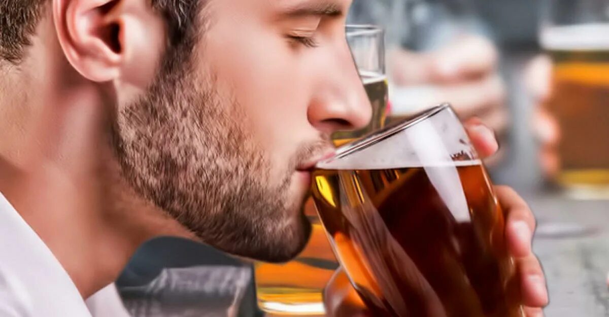 Пиво пить вместе. Пьющий пиво. Человек пьет пиво. Наслаждение пивом. Напитки для мужчин.