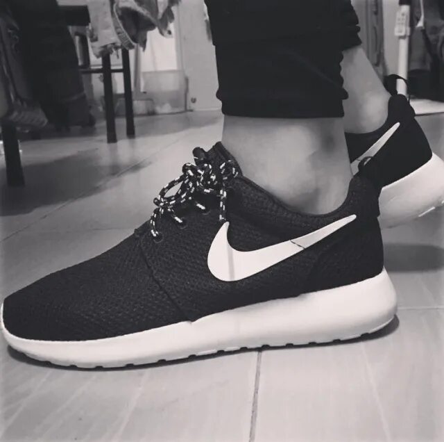 Белые найки легкие Nike Roshe. Черно белые найки. Найки в черно белом стиле. Найки серые с чёрным и белым.