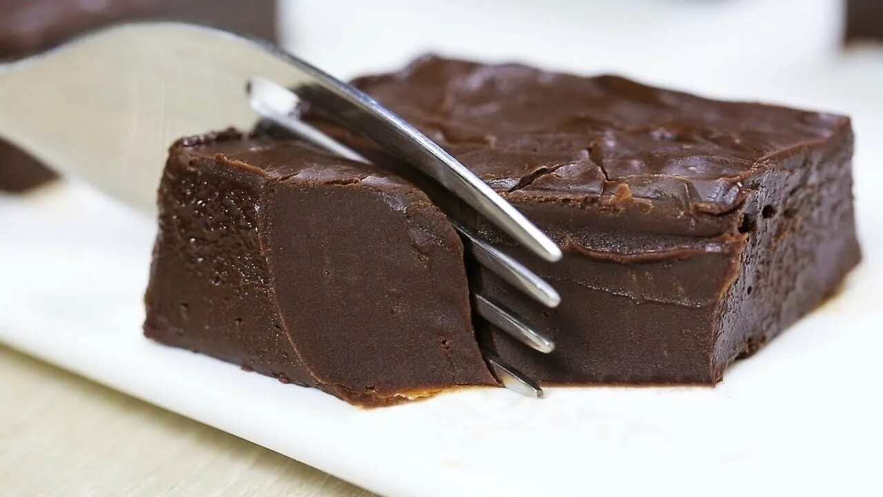Приготовить шоколад рецепт. Шоколадный торт без выпечки. Десерт с шоколадом. Шоколадный торт без ВЫПЕЧ. Десерт изшоеолада и сгущенки.