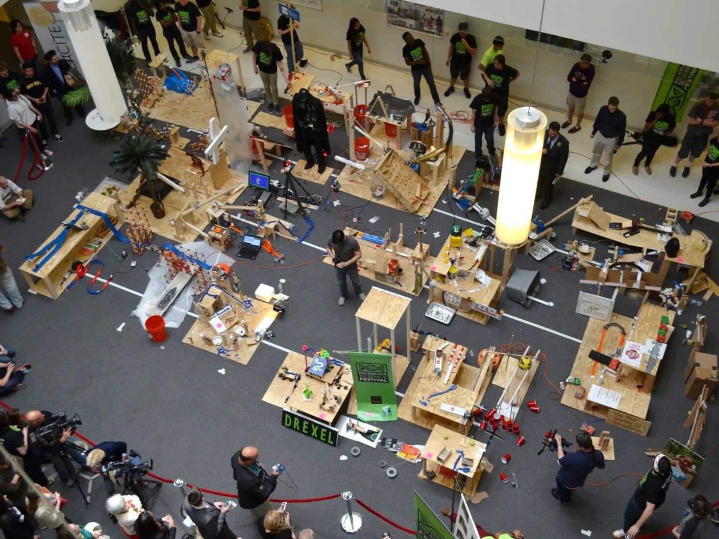 цепная реакция игра. машина голдберга тимбилдинг. машина голдберга тимбилдинг. цепная реакция игра. цепная реакция игра.