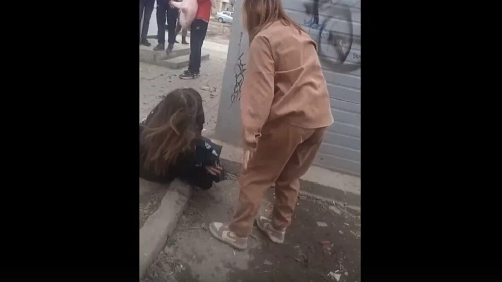 В подмосковье избили школьницу. Школьники избили подростка. Ксении банни избили видео. Ксении банни избили видео. Ксении банни избили видео.