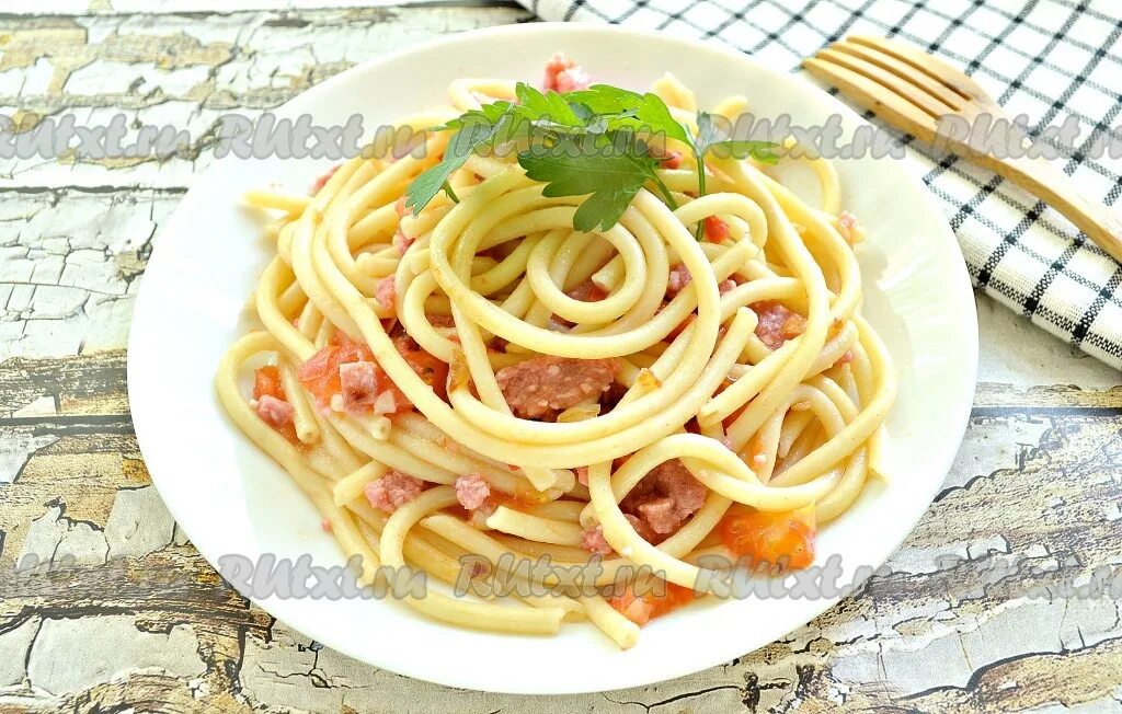 Макароны с колбасой и яйцом на сковороде. Макароны с колбасой и сыром на сковороде. макароны с колбасой на сковороде. вермишель с колбасой в сковороде. макароны с колбасой и яйцом.