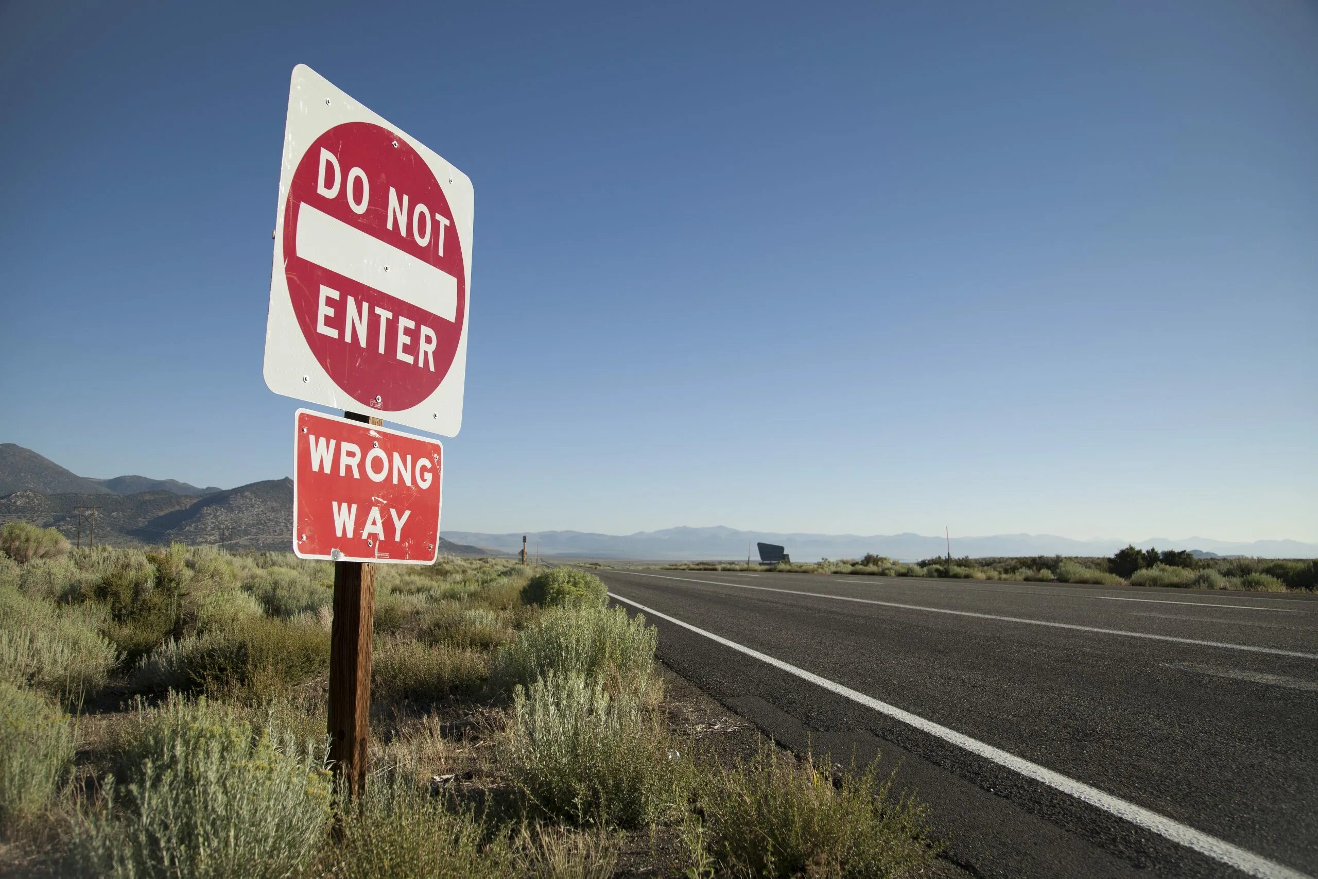 Entered is incorrect. Дорожный знак wrong way. Указатель в пустыне. Дорожные знаки do not enter. Зеленый указатель в пустыне.