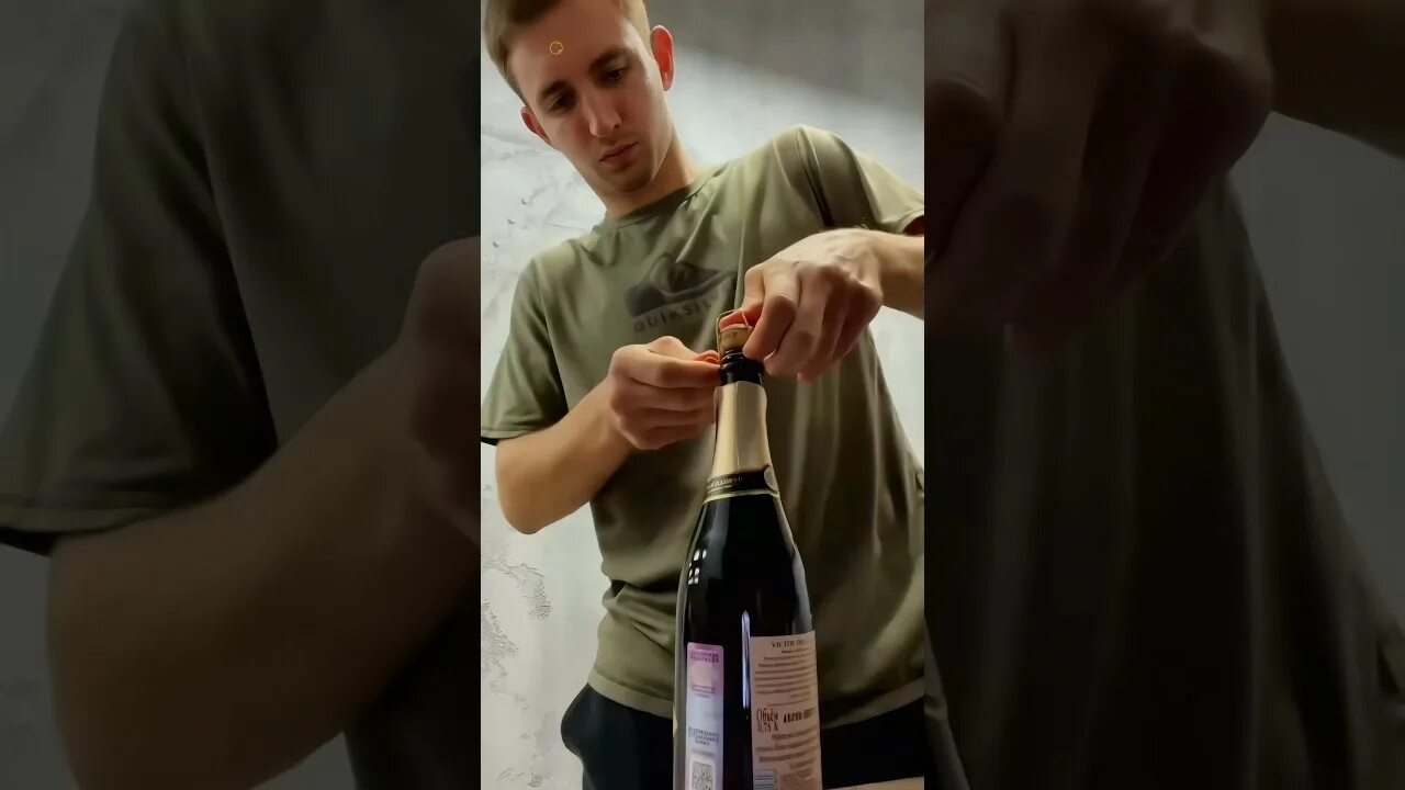 Закупоренную бутылку которая наполовину. Как правильно открыть бутылку шампанского. открытие шампанского по гусарски ножом. как открывать шампанское с выстрелом.