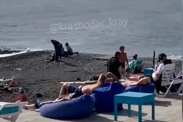 Трагедии на море затонувшие люди. Люди на пляже фото. Мужчины на пляже в сочи. Что случилось на пляже. Грязный пляж.