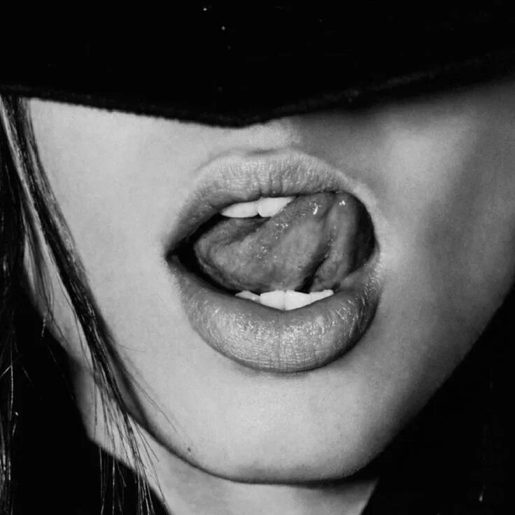 Рот девушки с языком. Губы черно белые. Девушка с языком. Губы девушки. Девушка закусывает губу.