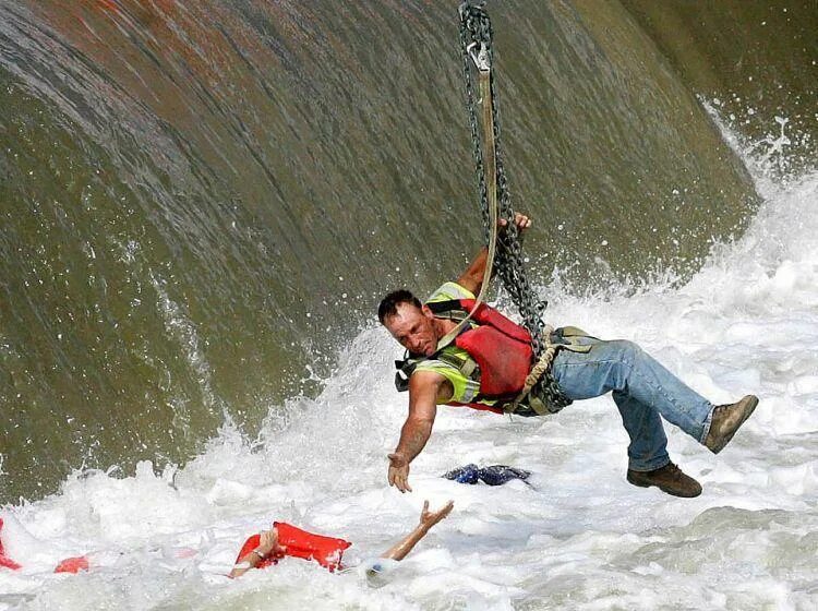 Спасатель спасает девушку. Дети спасатели. Мчс россии спасение людей после катастроф. Спасение жизней людей. Спасатель мчс.