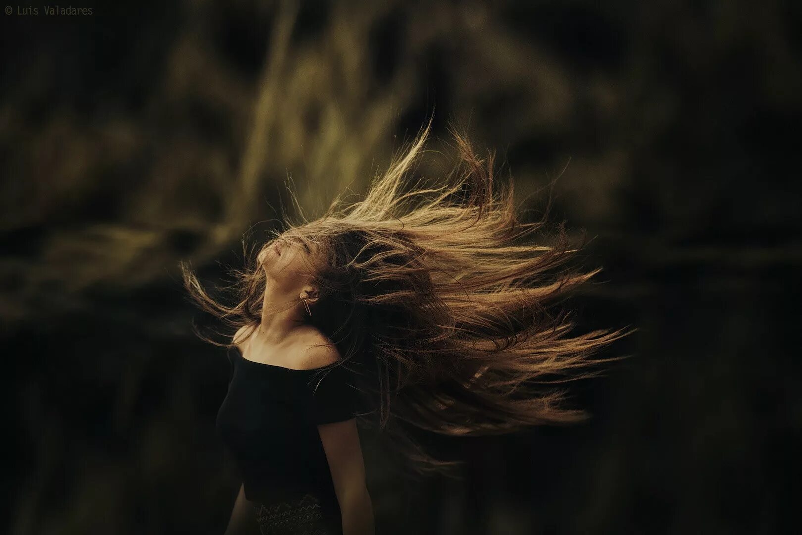 Красиво ветер волосы. Развивающиеся волосы. Девушка с развевающимися волосами. Девушка волосы на ветру. Девушка с растрепанными волосами.
