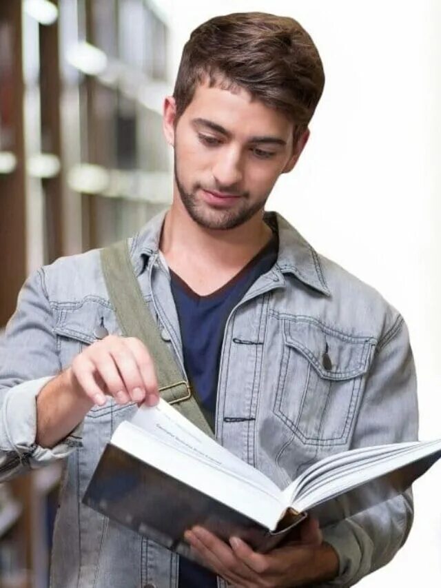 Мужчина с книжкой. Мужчина с книгой в руках. Видео парень читает. Мужская фотосессия на природе. Человек читает.