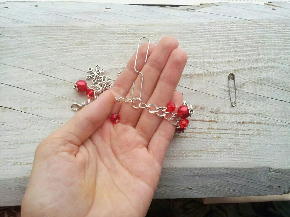 Как легко застегнуть браслет без посторонней помощи. Застегнуть браслет. Застегнуть браслет. Лайфхак застегнуть браслет. Браслет на руку с карабином.