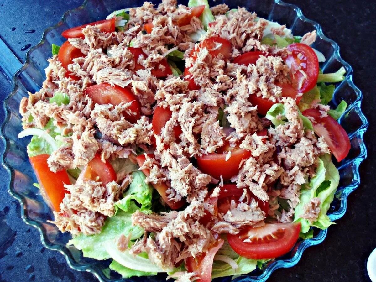 Салат Ницарда с тунцом. Салат с тунцом и яйцом. Salat s tunzom. Салат из тунца с помидорами. Салат с тунцом можно