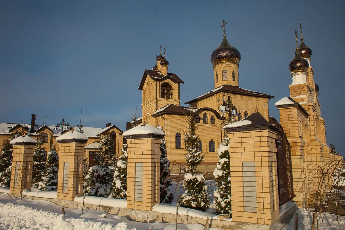 Храм михайловск. Храм Святого Артемия Михайловск. Храм вмч Артемия Михайловск. Храм Артемия Михайловск Гармония. Парк Михайловск храм Артемия.