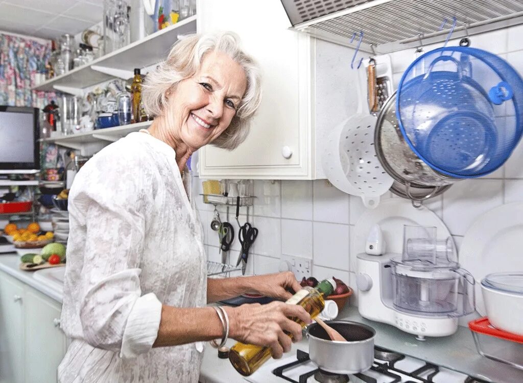 Бабуля наливает воду. Бабушка наливает молоко. Женщина с чайником. Санитарка наливает воды в стакан. Бабушка наливает.