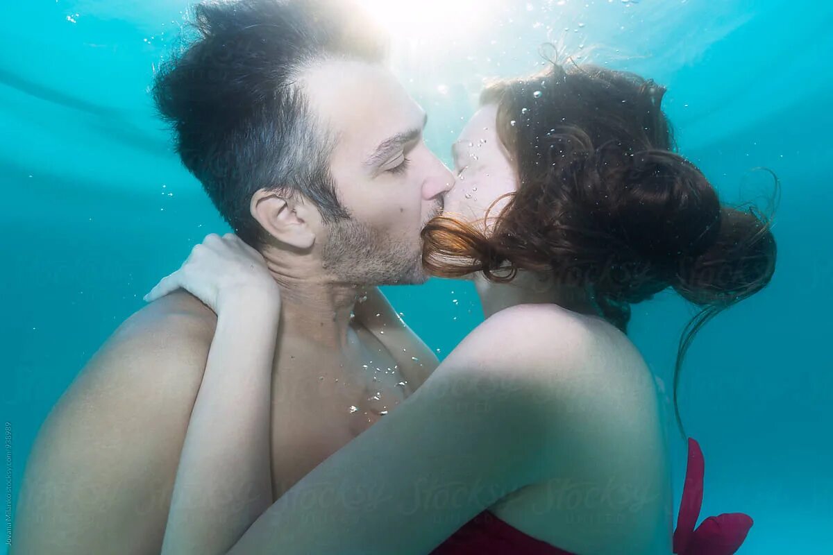 Океана первый поцелуй. Kiss Underwater. Kissing Underwater. Pool Kiss. Russian Kiss Underwater.