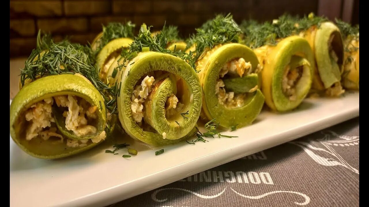 Кабачки с фаршем. Кабачковый рулет с фаршем. Рулетики из кабачков с фаршем. Кабачковый рулет с фаршем. Рулетики из фарша в кабачке.