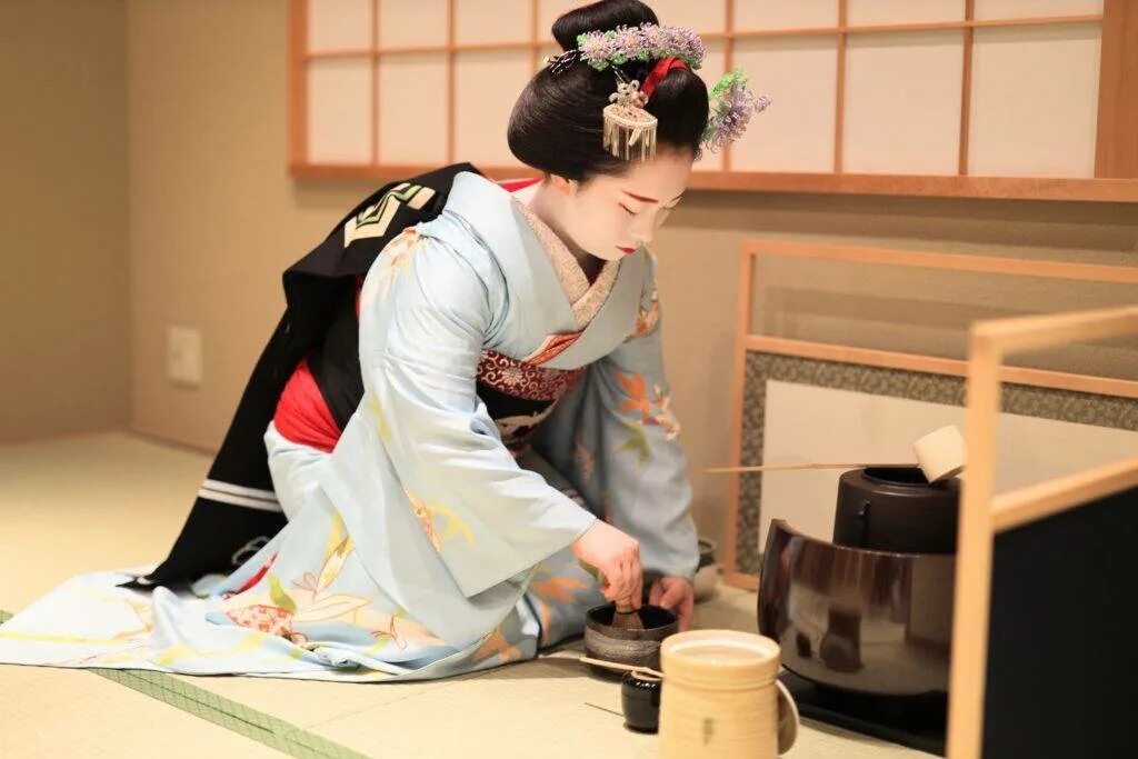 Суть чайной церемонии. Корейская чайная церемония Чосон. Чайная церемония в Японии гейши. Кимоно гейши. Традиции Японии чайная церемония.