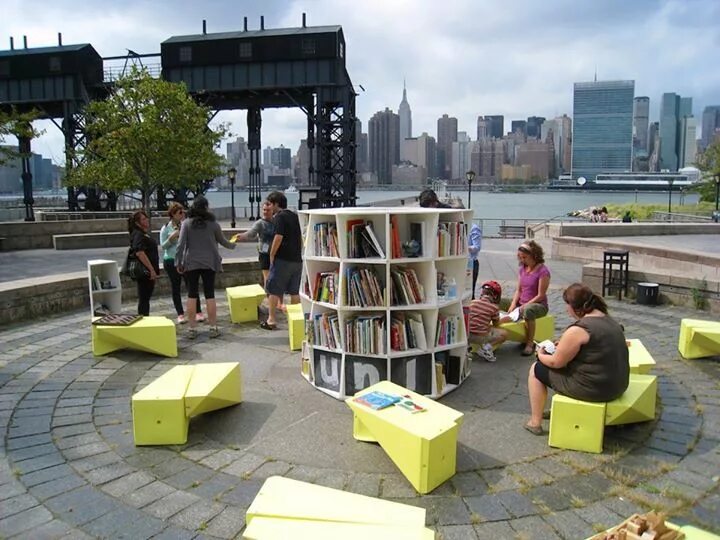 Public area. Уличная библиотека в городской среде. Уличные библиотеки в Европе. Уличная библиотека в парке. Уличные библиотеки благоустройство.