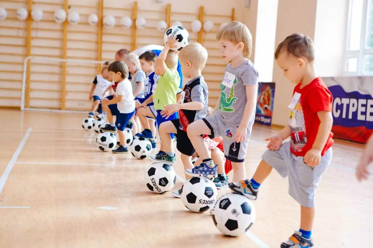 Футбольная спортивная школа. Спорт дети. Спортивные секции для детей. Спортивные кружки для детей. Детизанимаютс спортом.