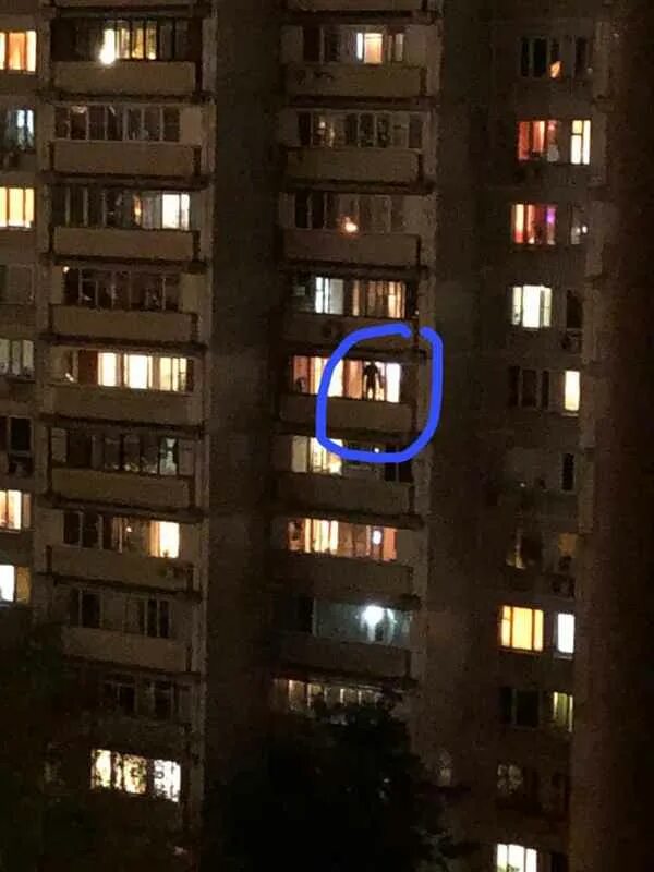 Окно в доме напротив. Люди в окнах домов. Балкон ночью.
