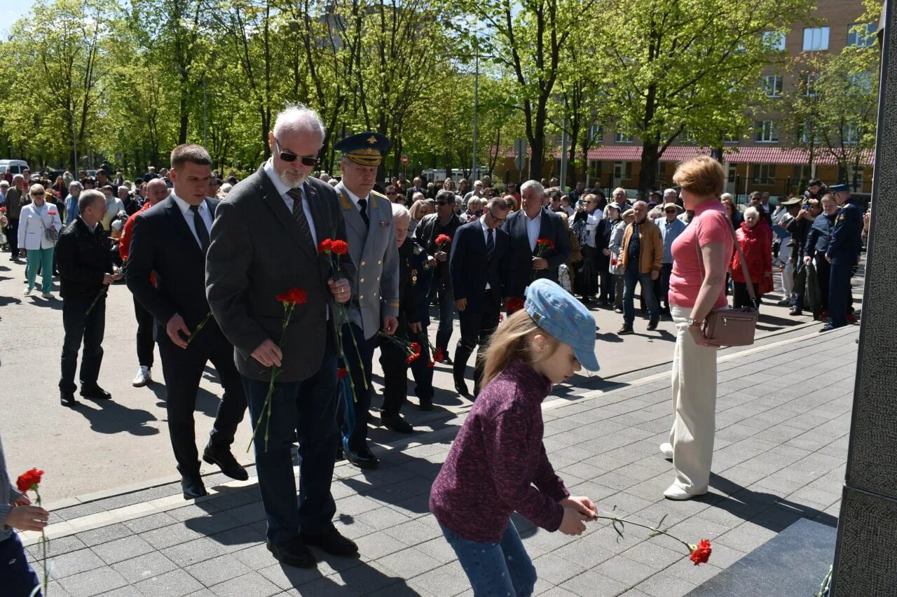 Возложение цветов. Возложение цветов к памятнику. Возлагать цветы к памятнику. Возложение цветов старшая группа в Заречном.