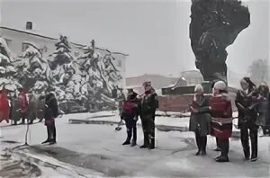 12 февраля город шахты. 12 февраля город шахты. Возложение цветов к памятнику в парке швейцария. Сквер победы. 12 февраля город шахты.