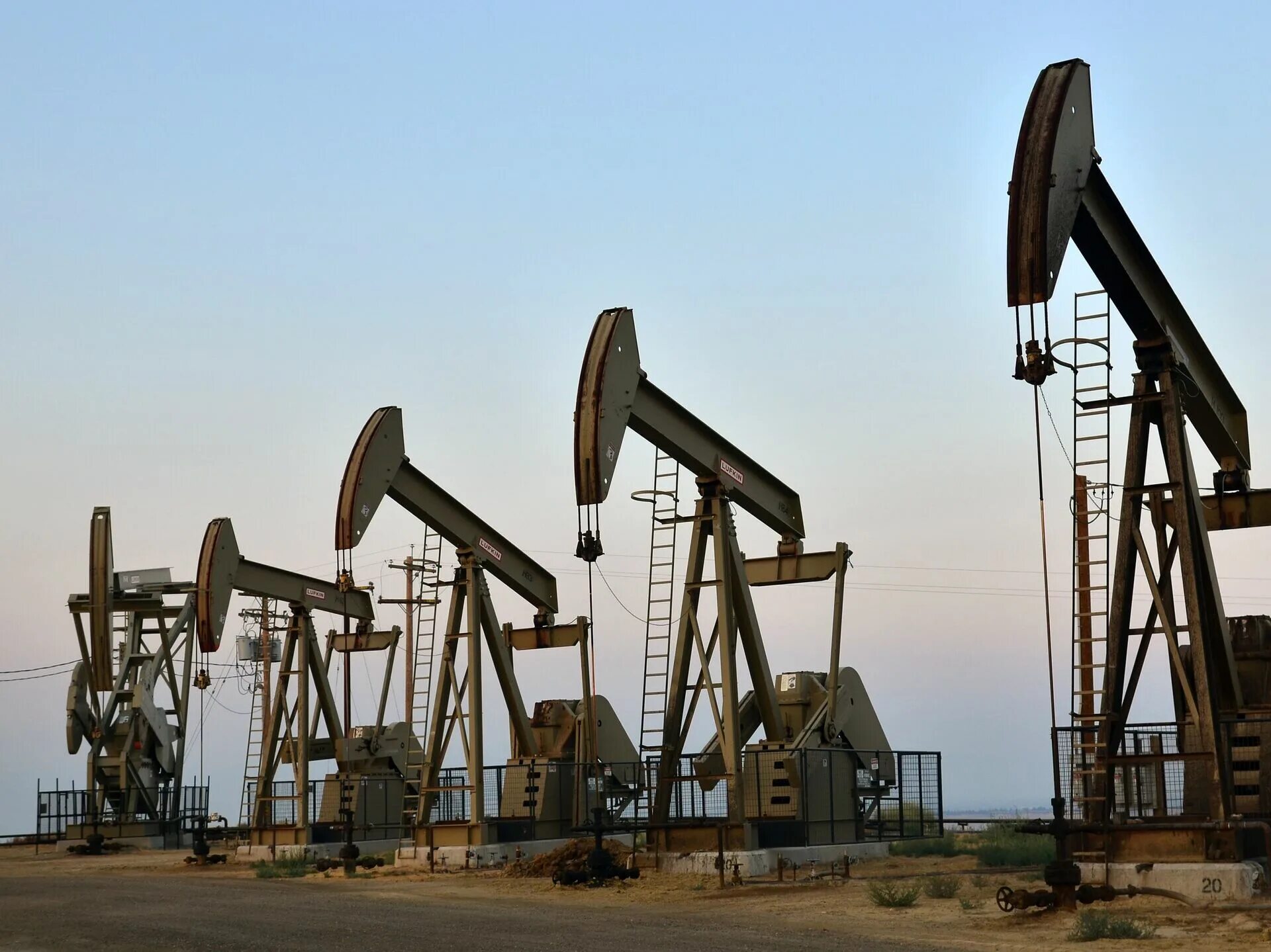 Azeri Light марка нефти. Нефтедобывающие вышки США. Добыча нефти в России. Петроль нефть.