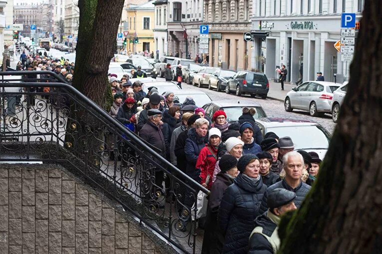 Задорнов похоронен. Похороны Михаила Задорнова. Похороны Задорнова в Риге. Библиотека Задорнова в Риге.