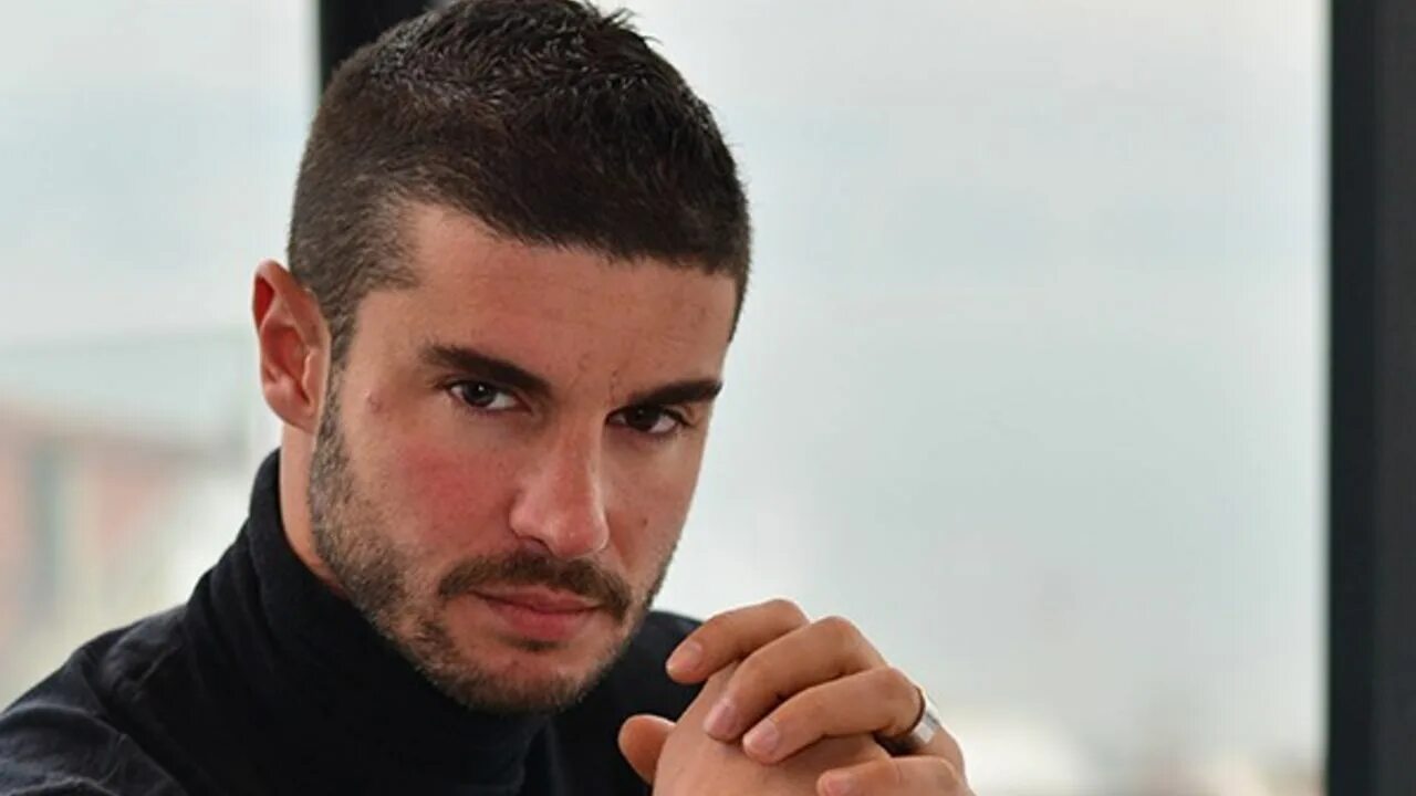 Берк октай биография. Берк октай актёры турции. Берк октай биография. Берк октай с женой. Берк октай фото.