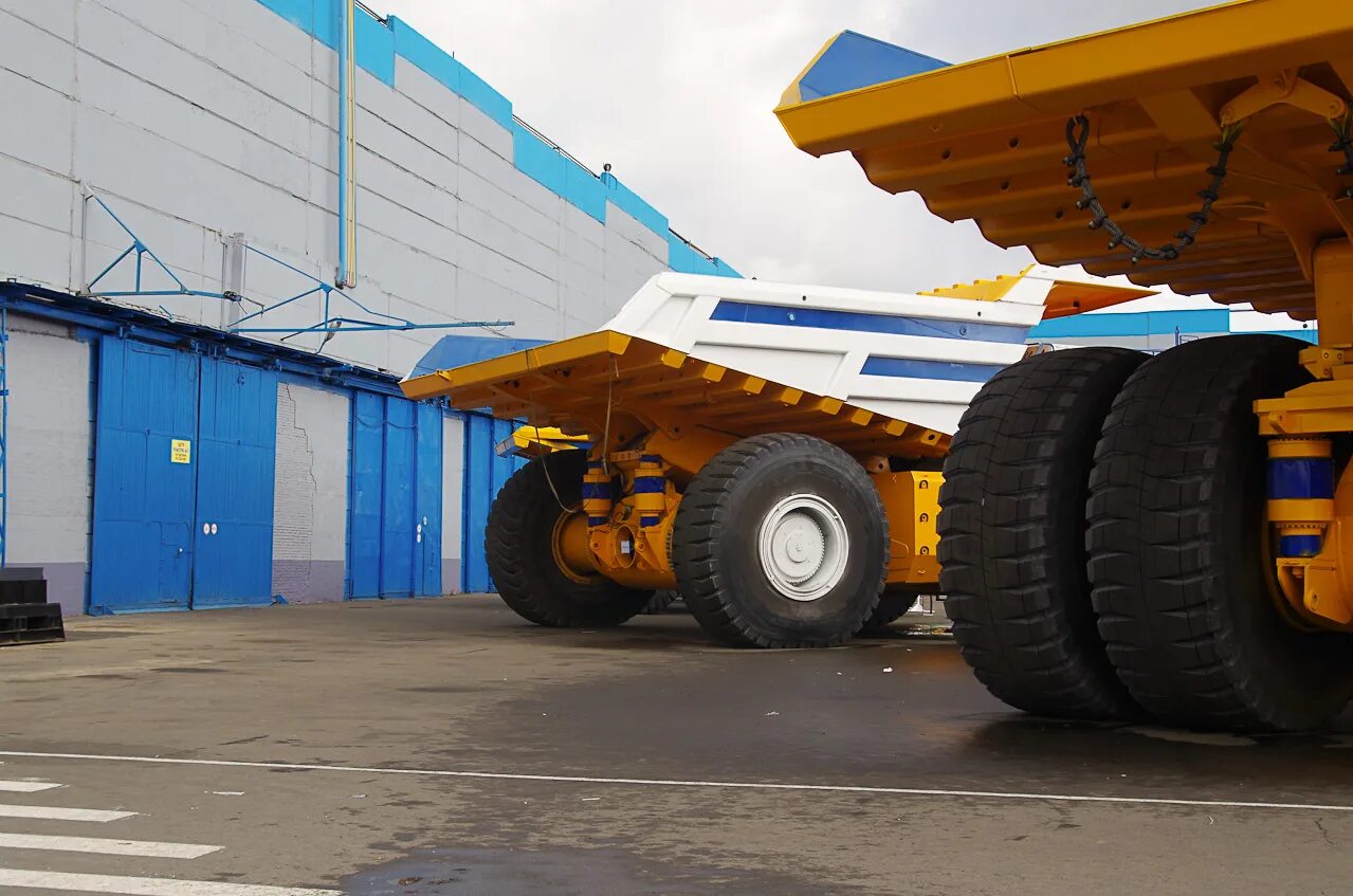 Почему шины самосвалов делают широкими. Почему шины самосвалов делают широкими. Почему шины самосвалов делают широкими. Колеса белаз 75710. 5.