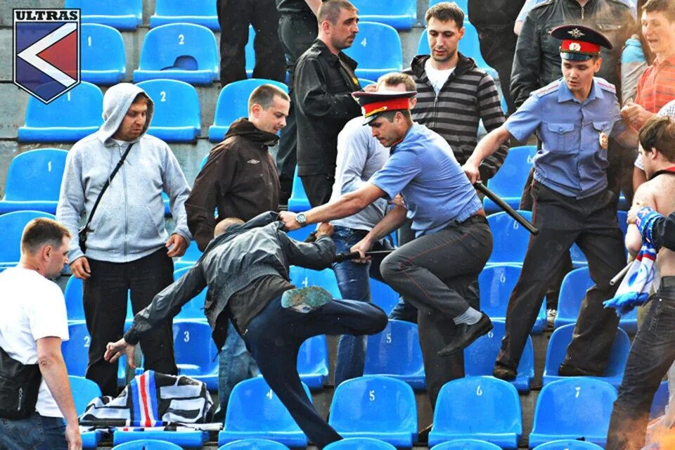 Беспорядки в городе после драки фанатов 8
