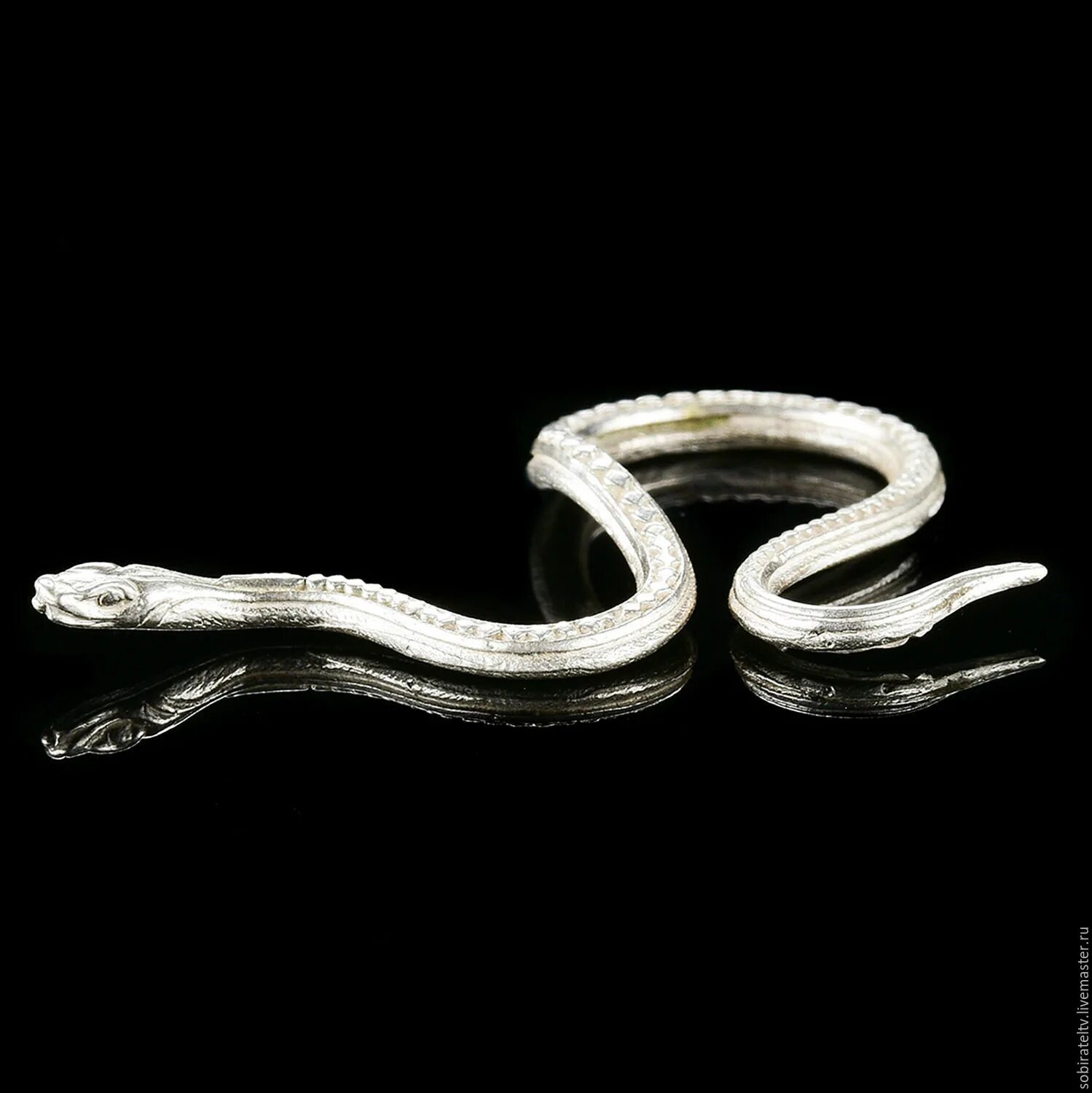 Серебряная змейка. Серебристая змея. Серебряная змея Живая. Серебряные змеи живые.
