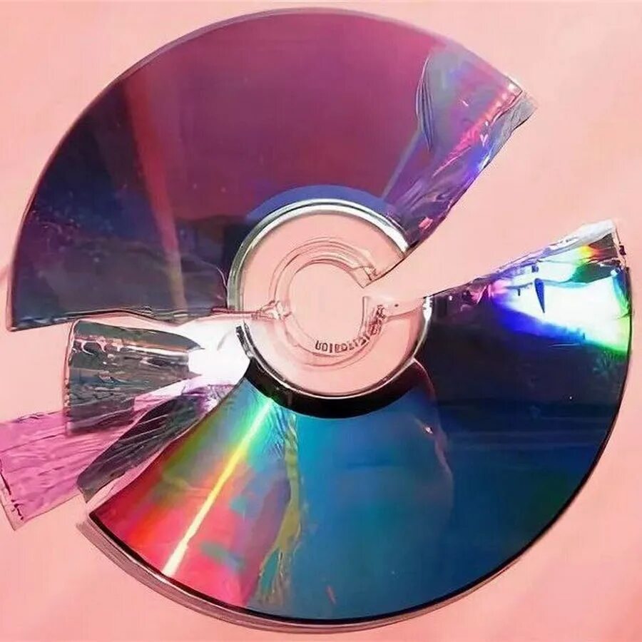 Восстановить cd. CD_диск сломанный. Сломанный компакт диск. Разбитый компакт диск. Двд диск сломанный.