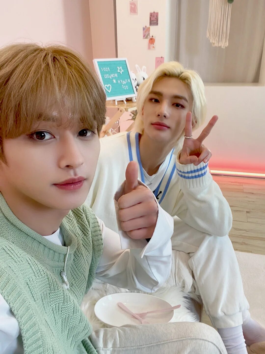 Идеи для украшения комнаты в стиле stray kids. Stray kids 2022. Группа stray kids. Two kids room stray kids. Тщательное расследование дорама stray kids.